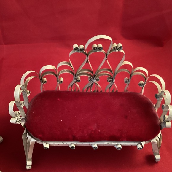 Vintage tin doll fourniture couch and chair set with red velvet cushions - Picture 2 of 10